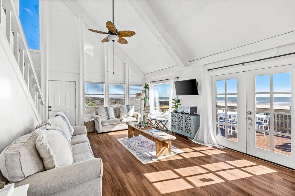 TV and multimedia, Living room, Seating area, Sea view, furniture