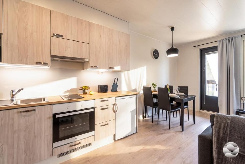 Kitchen or kitchenette, Dining area, oven