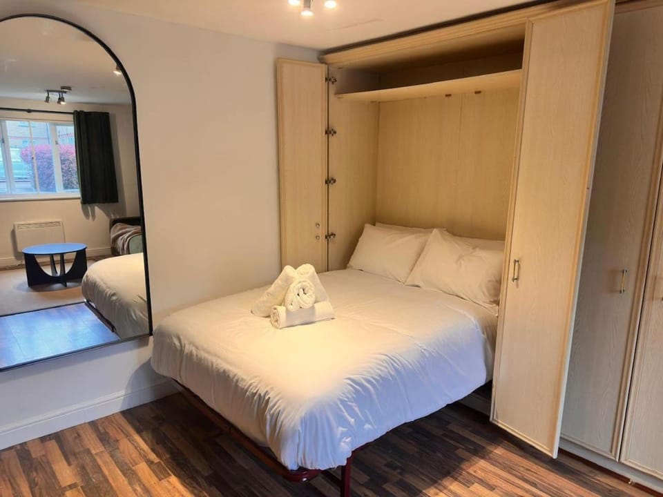 Stylish Isle of Dogs Flat Near Canary Wharf Apartment in London Borough of Lewisham