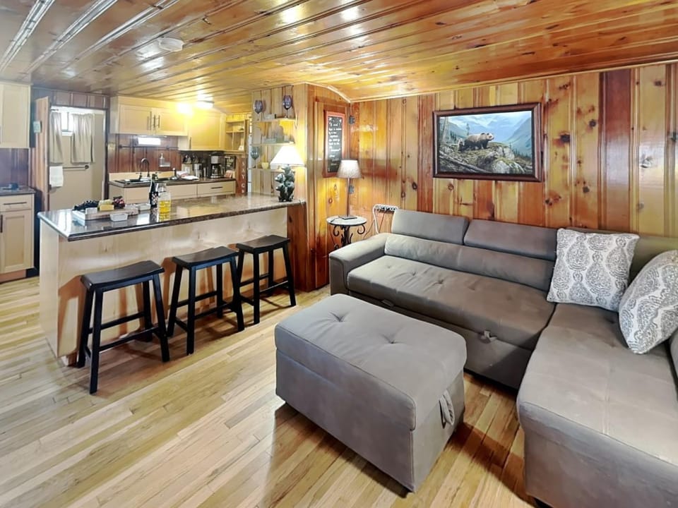 TV and multimedia, Kitchen or kitchenette, Living room, Seating area, furniture