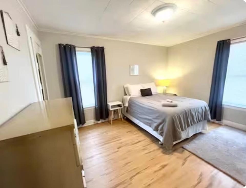 Comfy Queen Room Near SU and Dome House in Syracuse