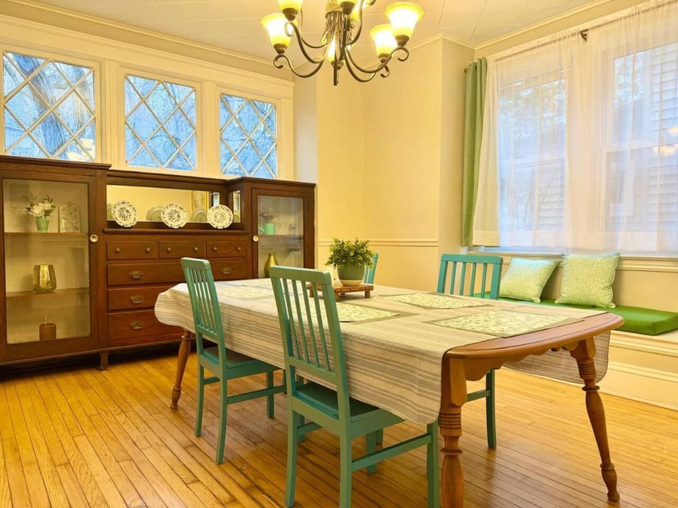 Comfy Queen Room Near SU and Dome House in Syracuse
