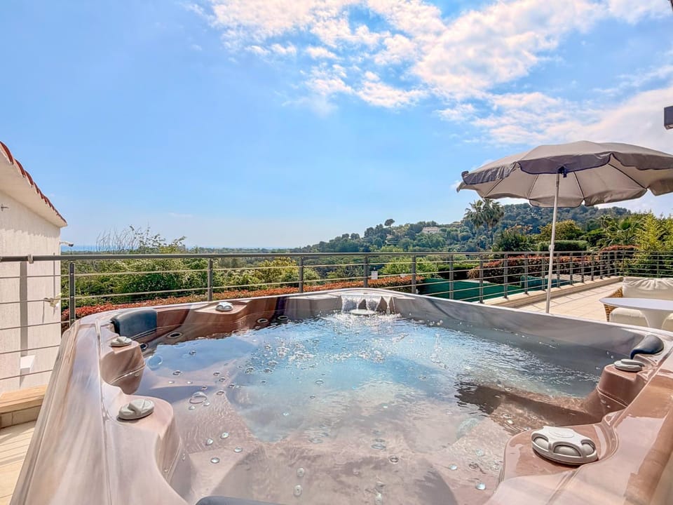 Escapade Ultime avec Piscine, Jacuzzi & Gym Villa in Antibes
