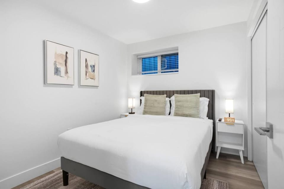 Rare City Find. Central Home w Fresh Outdoor Space Apartment in Vancouver