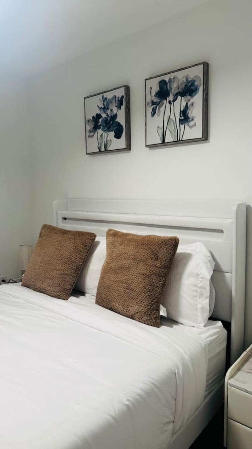 Rare City Find. Central Home w Fresh Outdoor Space Apartment in Vancouver