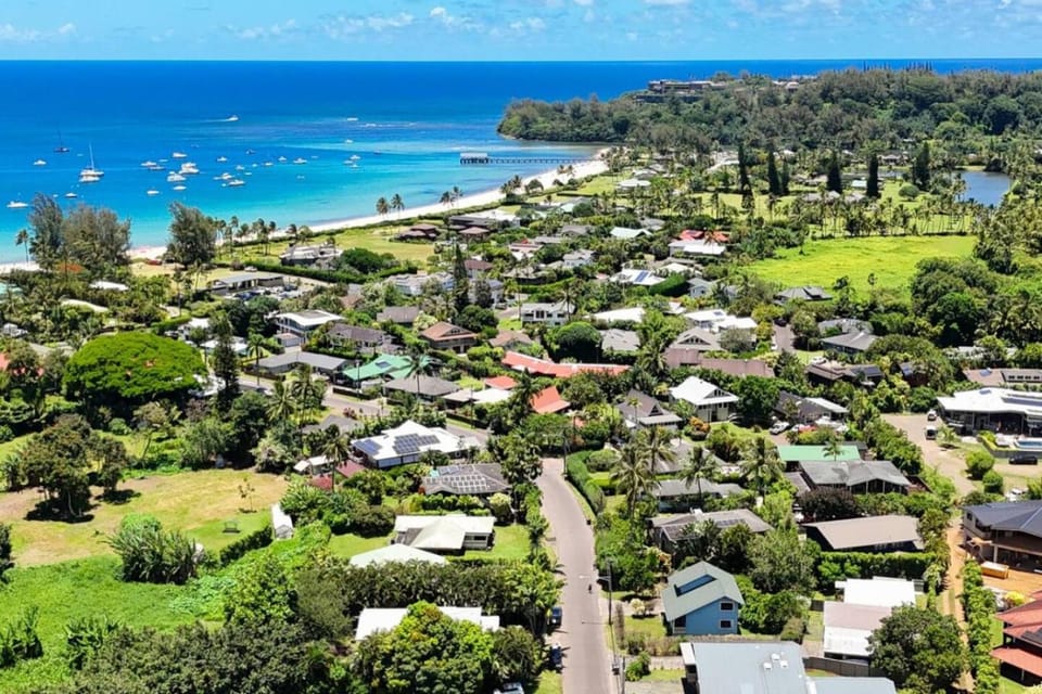5 bed house walk to shops beach and restaurants House in Hanalei