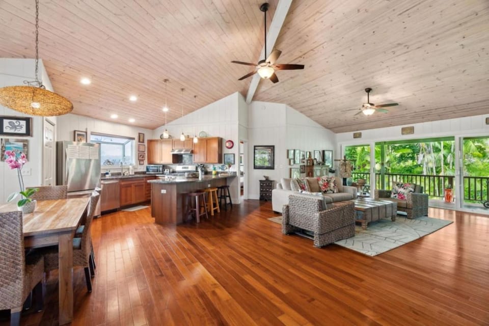 4 bd walk to shops restaurants and beach House in Hanalei
