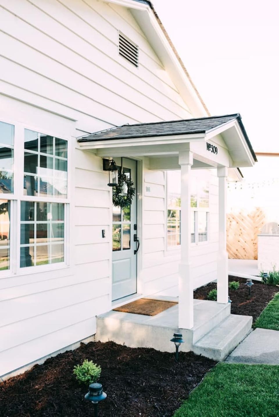 Newly Renovated Downtown Chelan with Patio and Dogs OK House in Chelan (In Town)