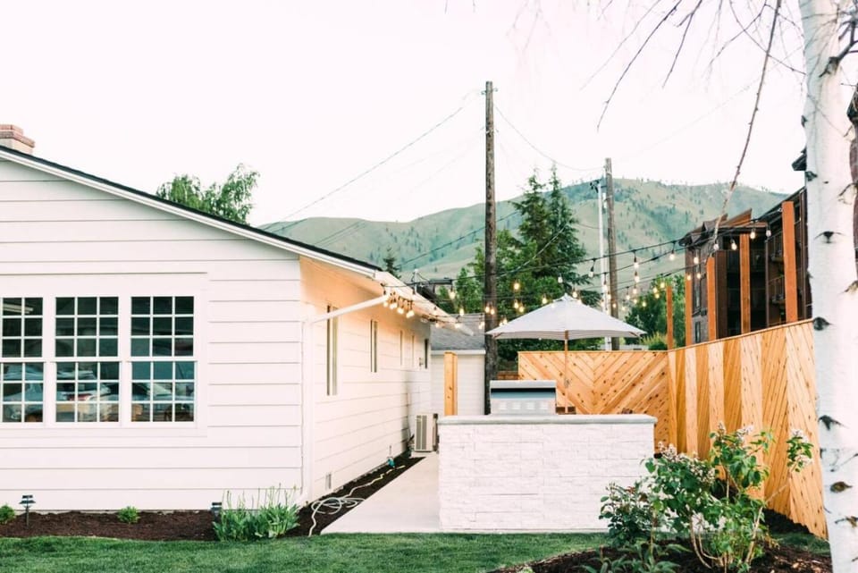 Newly Renovated Downtown Chelan with Patio and Dogs OK House in Chelan (In Town)