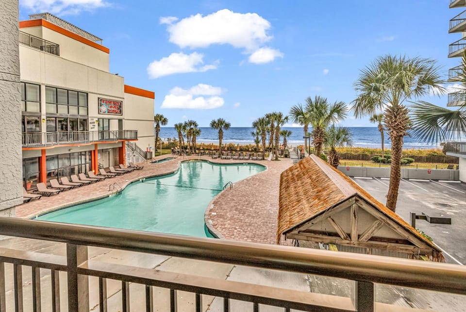 Day, Pool view, Swimming pool, sunbed