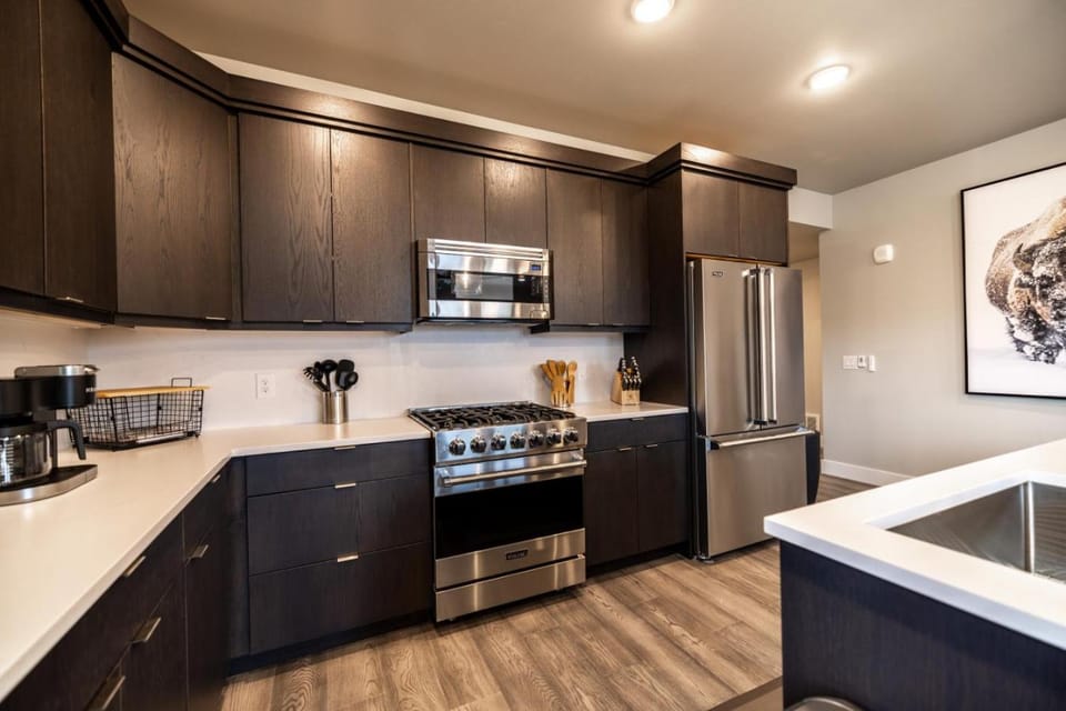 Coffee/tea facilities, Kitchen or kitchenette, dishwasher, oven, stove, toaster