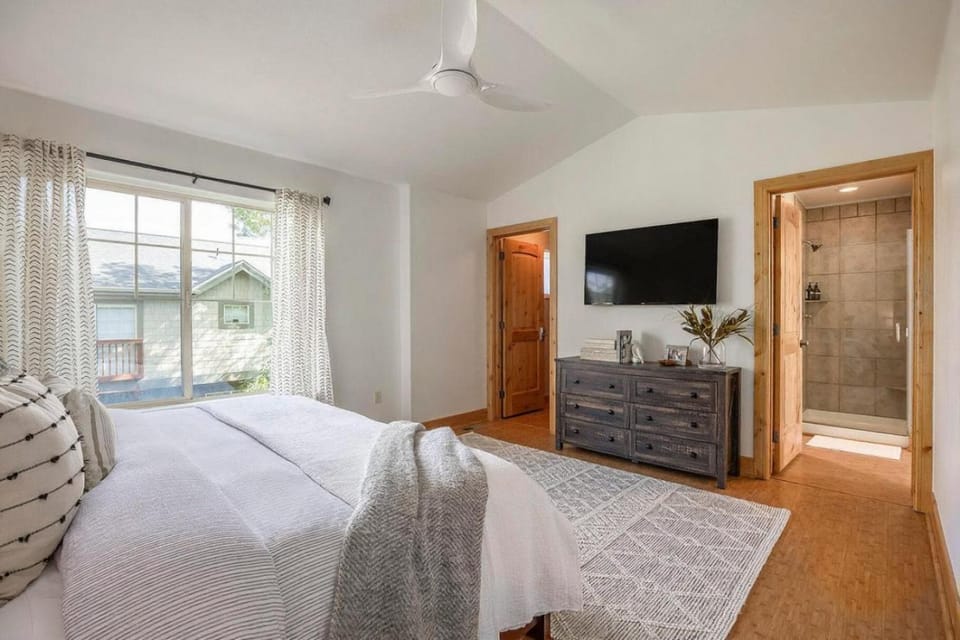 TV and multimedia, Photo of the whole room, Evening entertainment, Bedroom