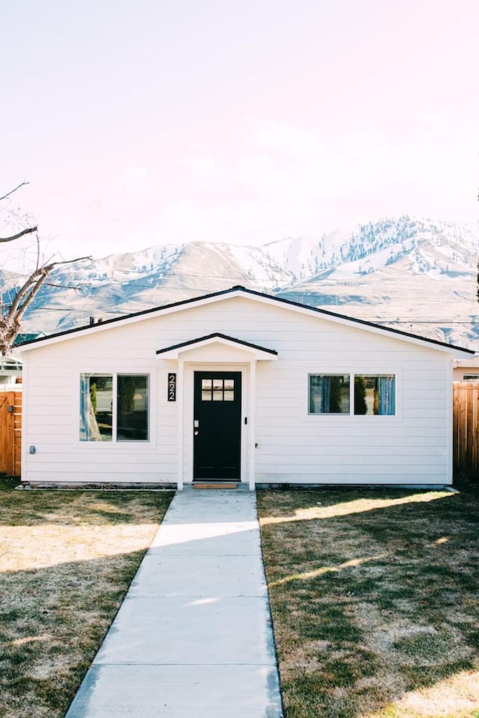 NEW fully renovated with fenced backyard and dog friendly House in Chelan (In Town)