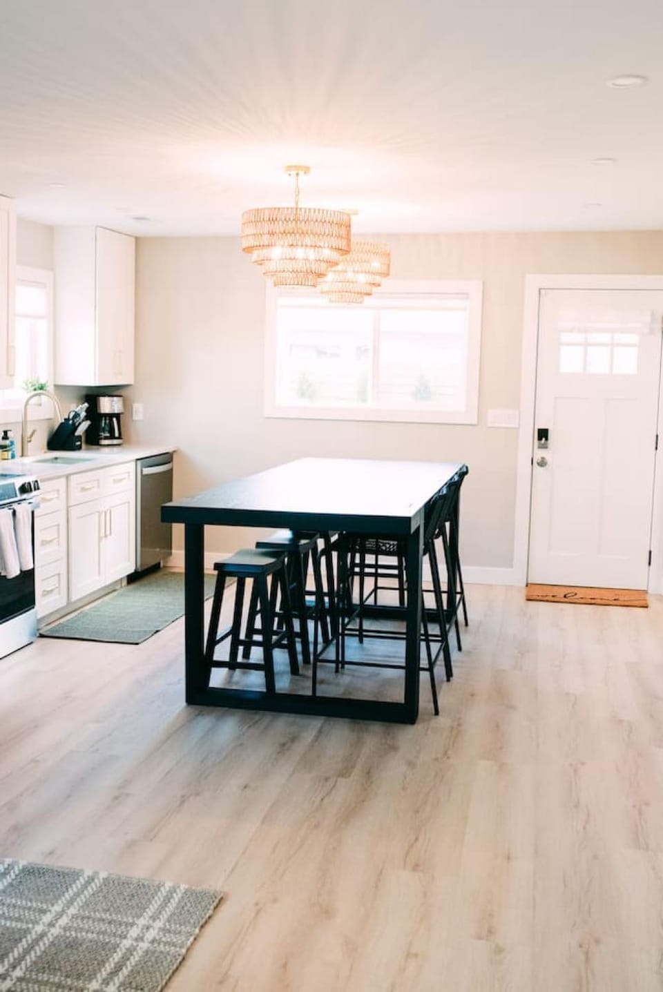 NEW fully renovated with fenced backyard and dog friendly House in Chelan (In Town)