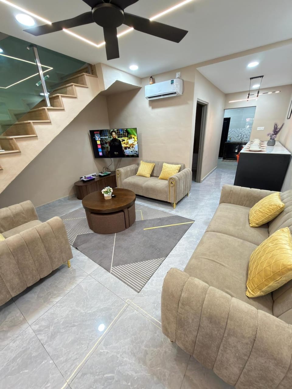 Elegant Modern Stay , Middle Town Kulai 10-11 Pax House in Johor