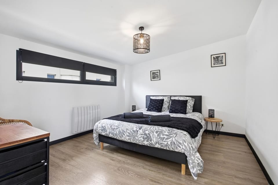 Bed, Photo of the whole room, Bedroom