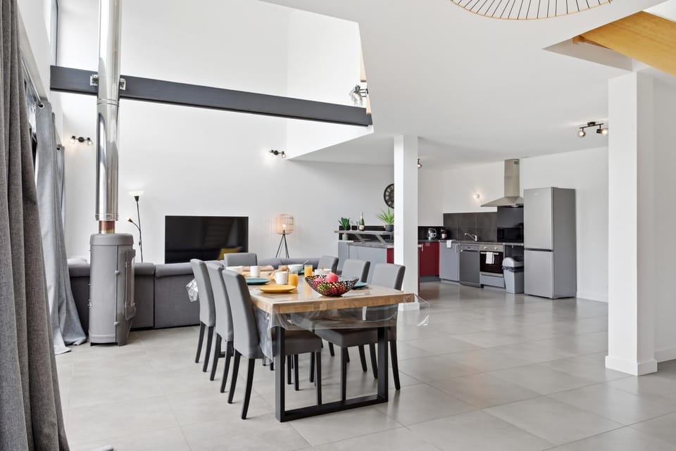TV and multimedia, Kitchen or kitchenette, Living room, Food and drinks, Dining area, Food, minibar