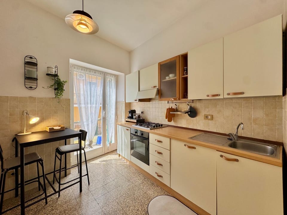 Kitchen or kitchenette, Dining area, oven, stove