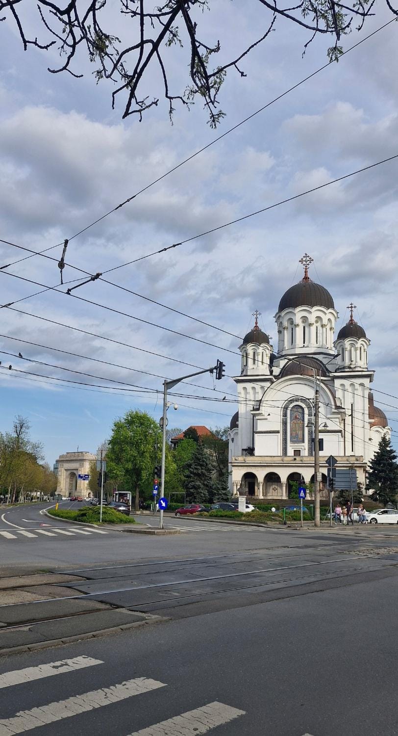 Nearby landmark, Day, Neighbourhood, Landmark view