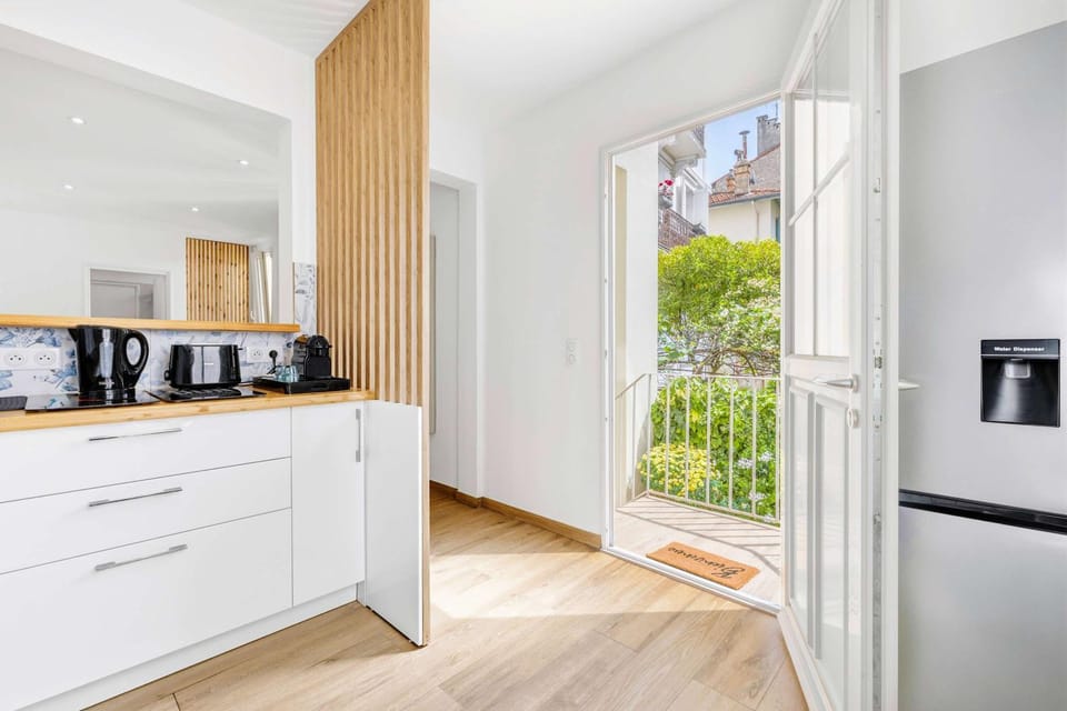 Coffee/tea facilities, Kitchen or kitchenette, storage, toaster