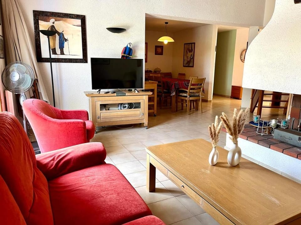 Communal lounge/ TV room, TV and multimedia, Seating area