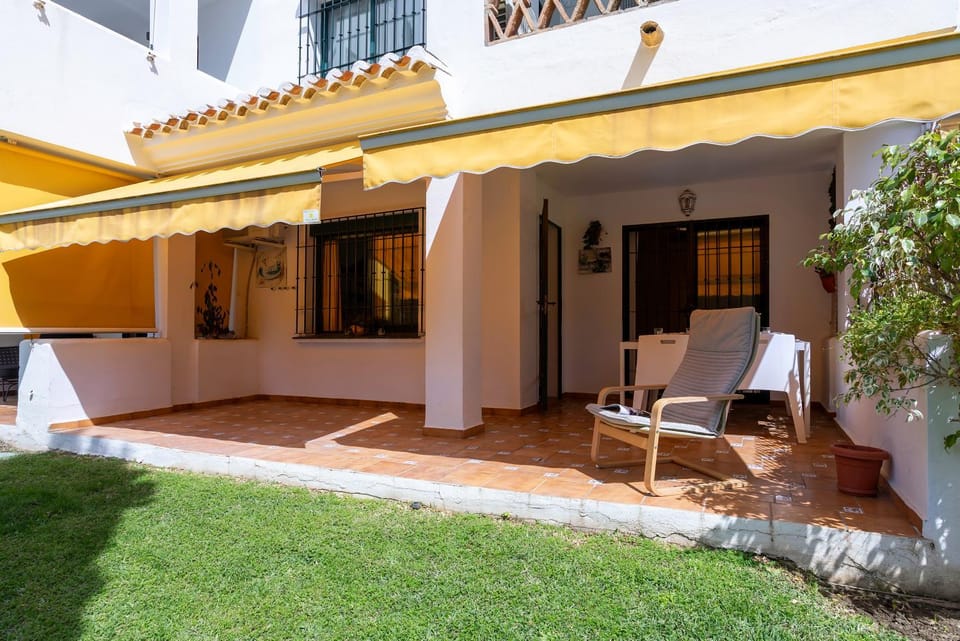Property building, Day, Garden, Balcony/Terrace