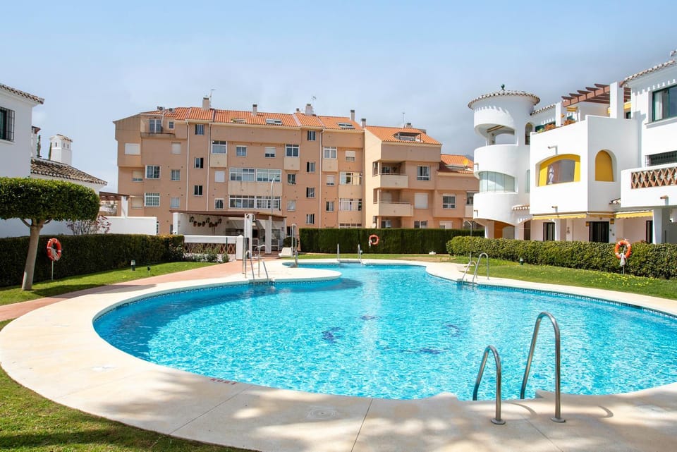 Property building, Day, Pool view, Swimming pool