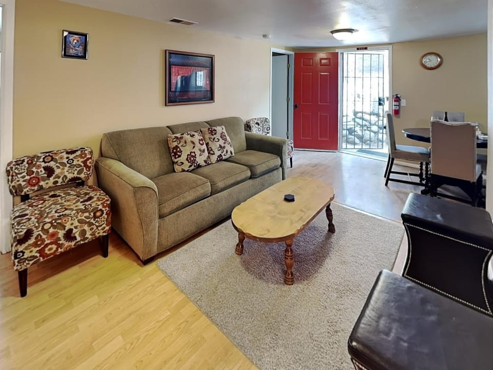 Living room, Seating area, furniture