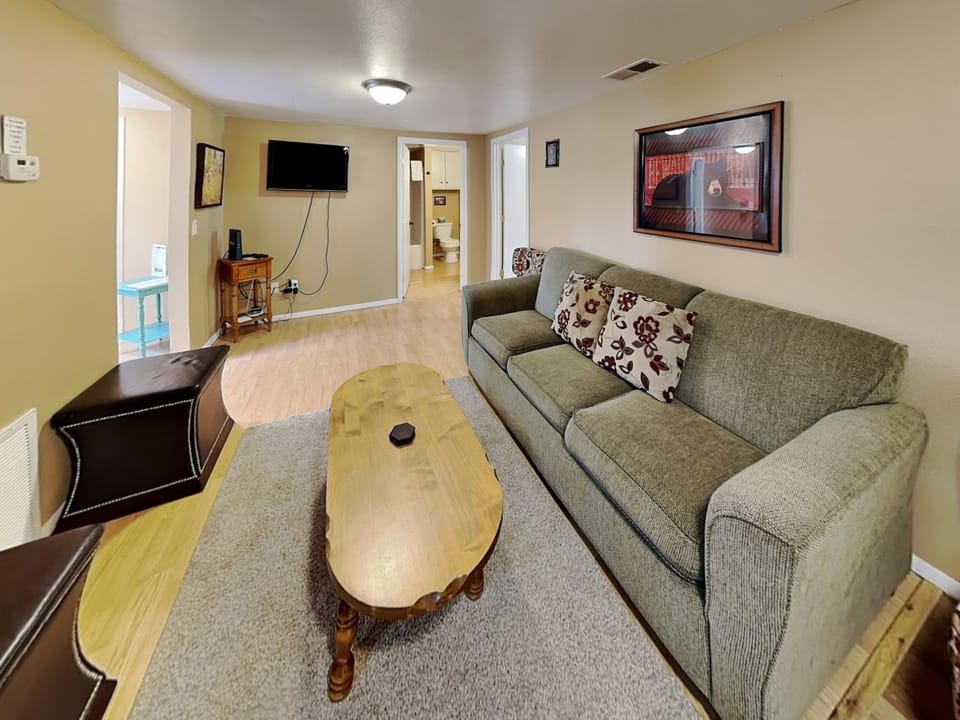 TV and multimedia, Living room, Seating area, furniture