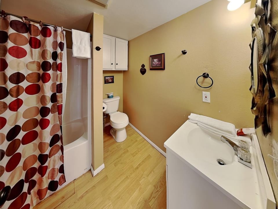 Shower, Toilet, Bathroom, Bath, towels