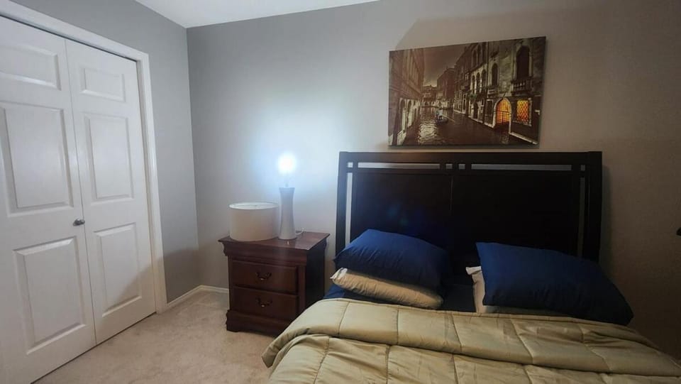 Edmonton Golden Horizon Homes 4BR 2BA Sleeps 10 House in Edmonton