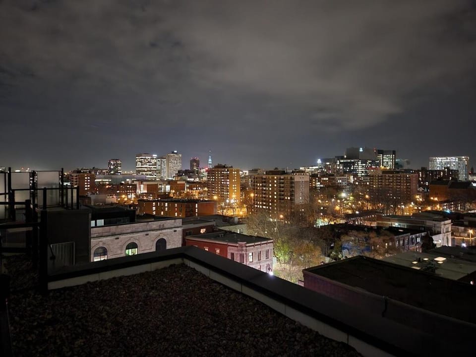 Penthouse with a great view in DT! 5 mins to metro Apartment in Laval