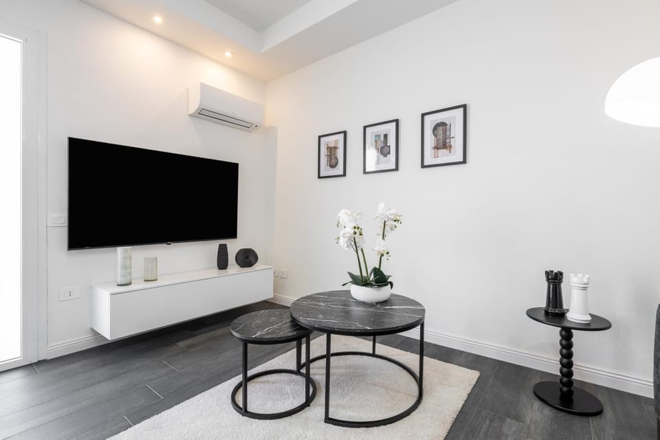 Black and White Apartment Apartment in Pula