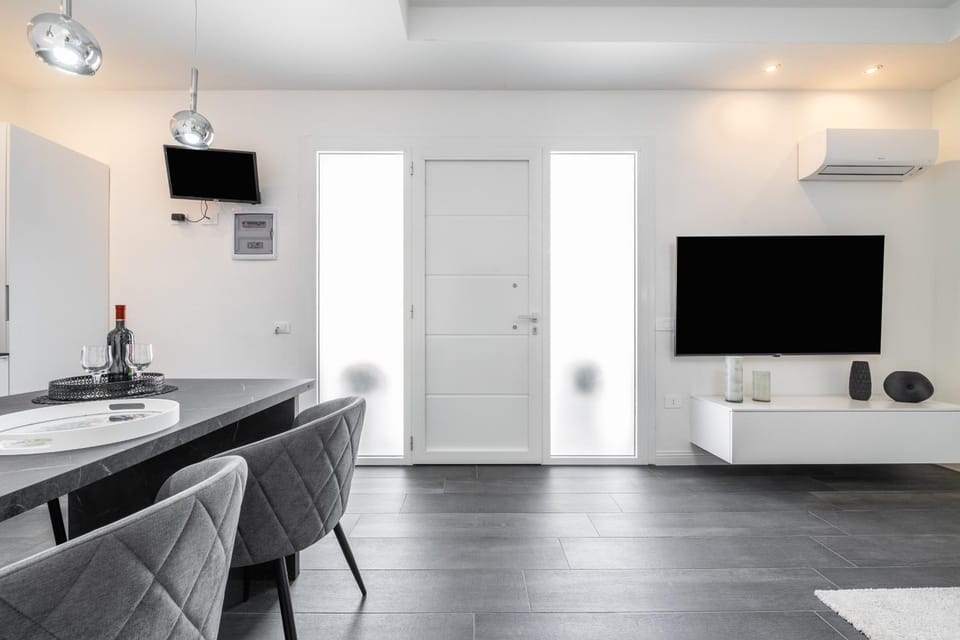Black and White Apartment Apartment in Pula