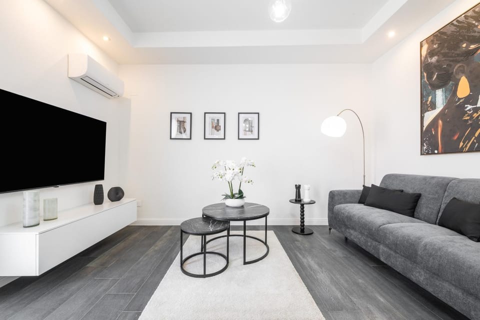 Black and White Apartment Apartment in Pula