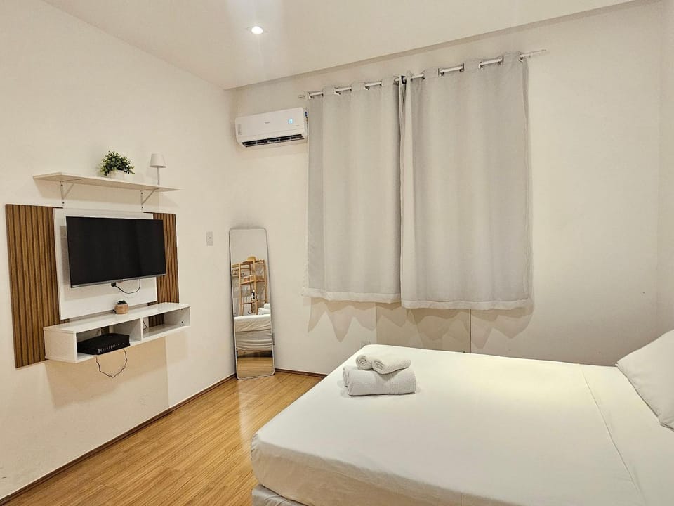 Bed, TV and multimedia, Bedroom