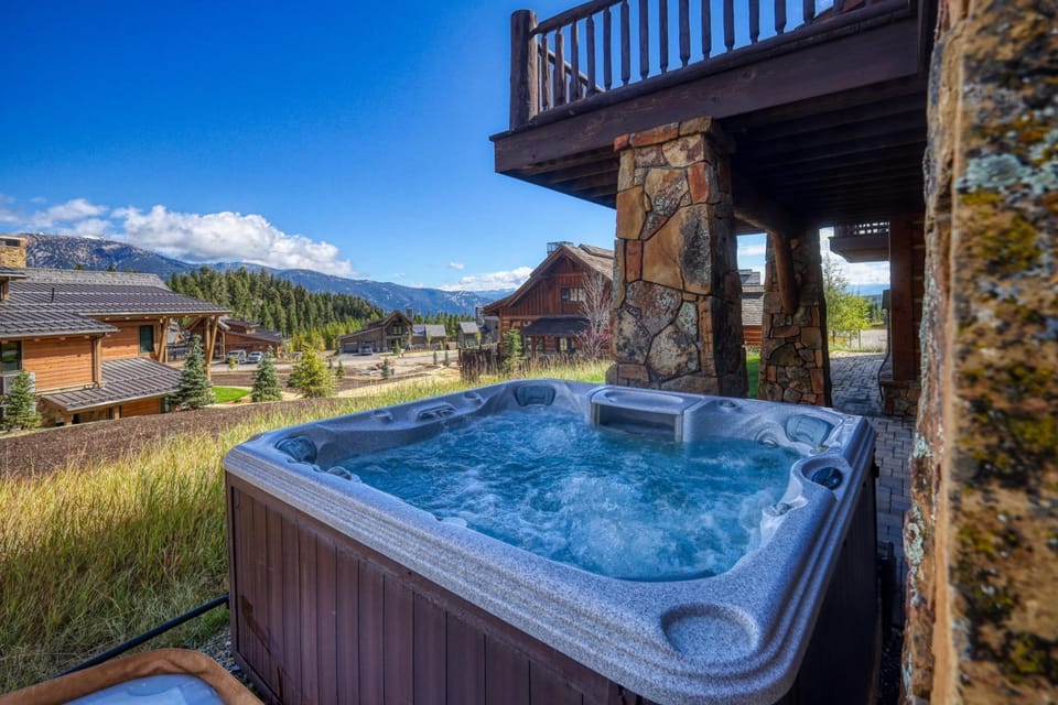 Property building, Day, Summer, Hot Tub, Balcony/Terrace, Mountain view