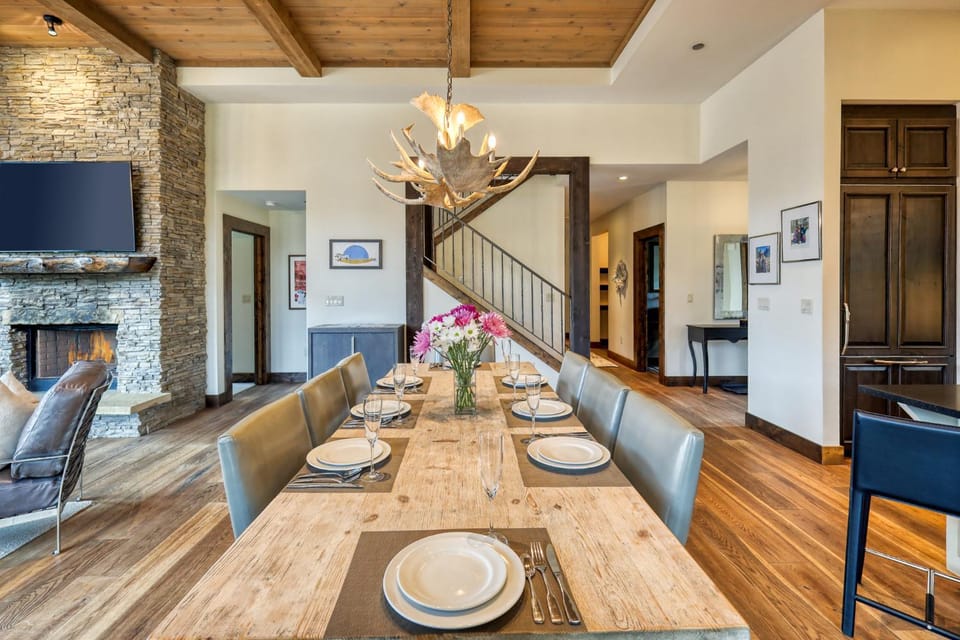 Day, TV and multimedia, Dining area, fireplace, furniture
