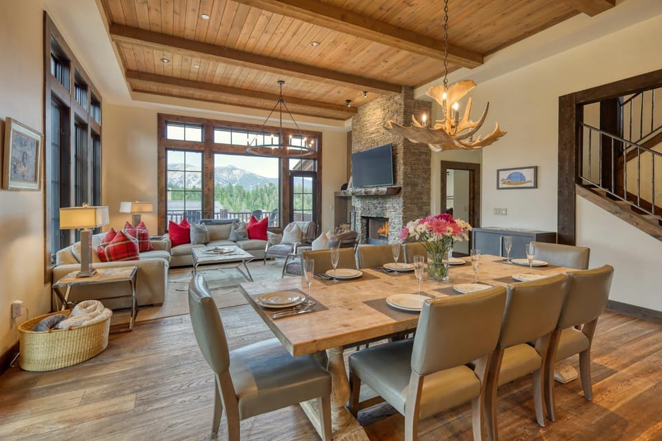Day, TV and multimedia, Living room, Dining area, Mountain view, fireplace, furniture