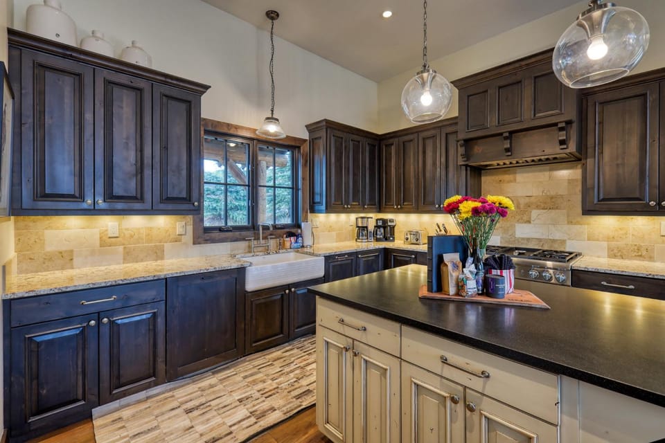 Day, Kitchen or kitchenette, furniture, microwave, stove