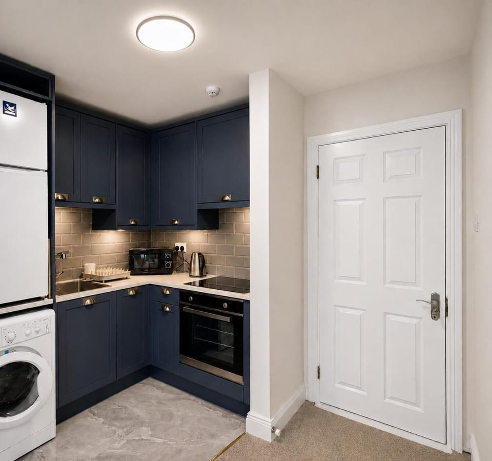 Kitchen or kitchenette, dishwasher, oven