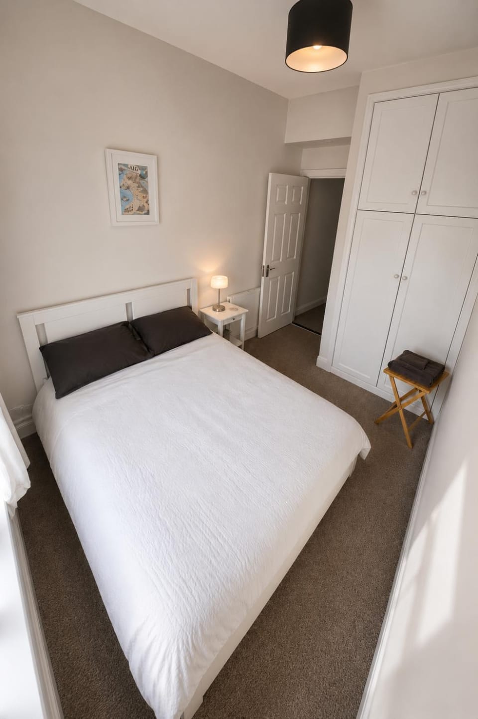 Photo of the whole room, Bedroom, wardrobe