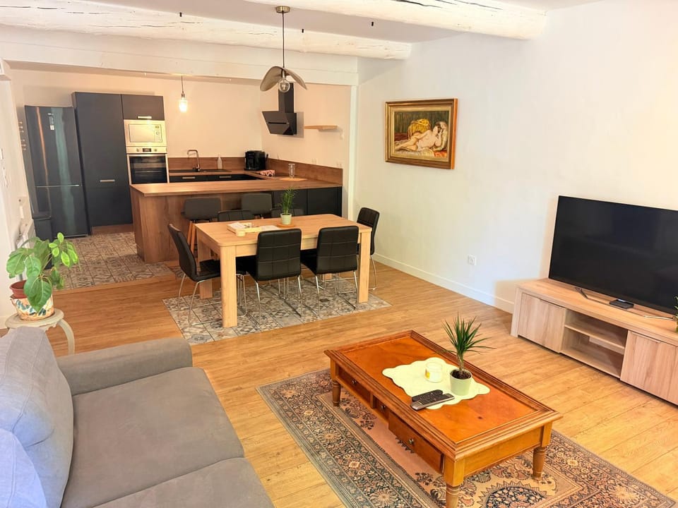 Communal lounge/ TV room, TV and multimedia, Living room, Dining area