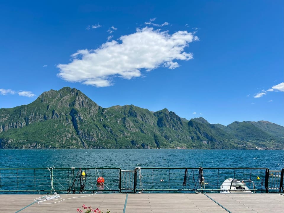 Appartamento Zu fronte lago con piscina Apartment in Province of Brescia