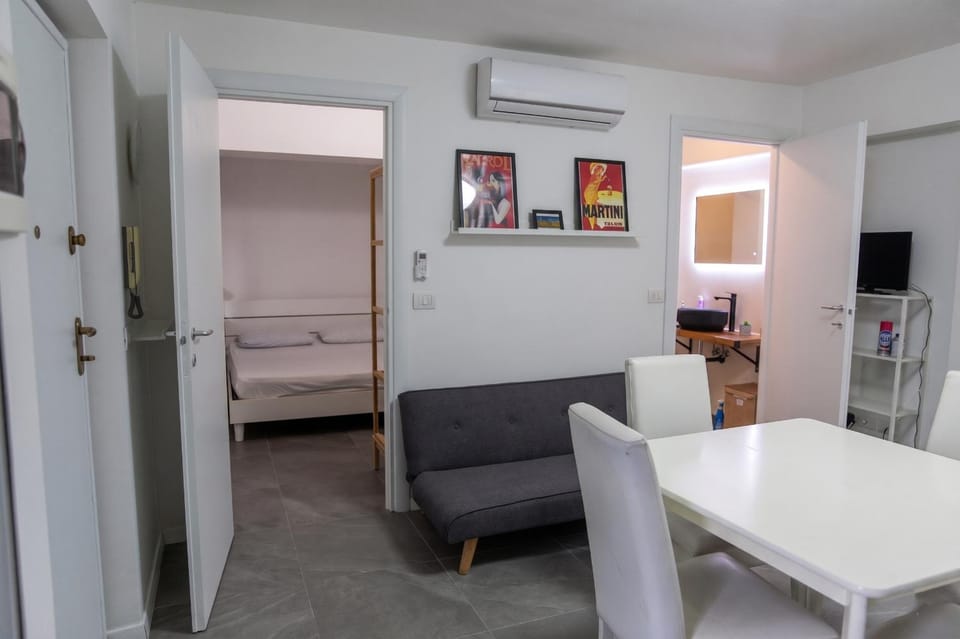 Bed, TV and multimedia, Living room, Dining area