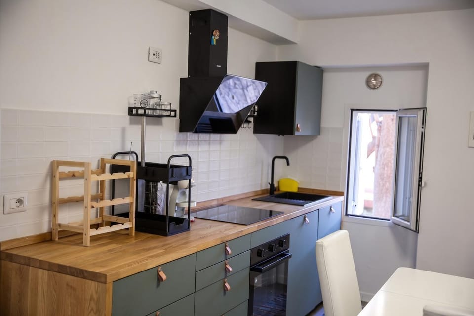 Kitchen or kitchenette, Dining area, stove