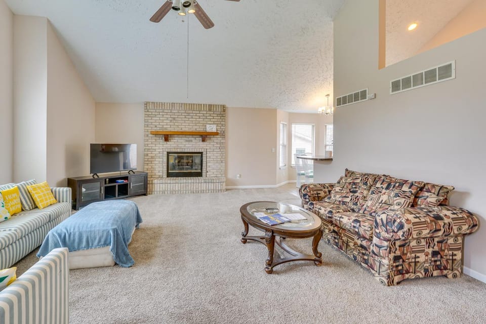 4 Mi to Ha Ha Tonka State Park! Home w/ Deck House in Ozark Mountains