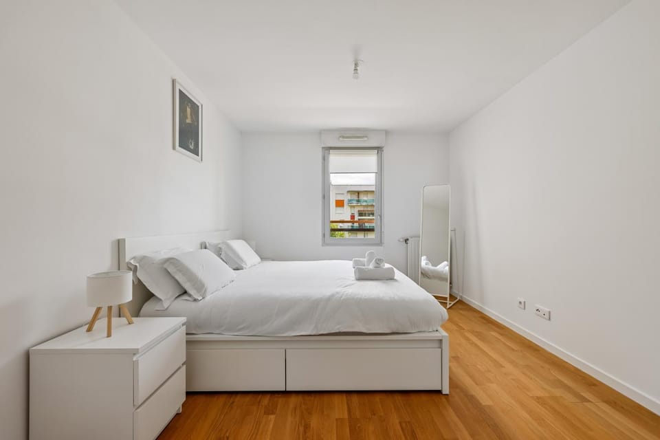 Modern Apartment with Free Garage Apartment in Île-de-France