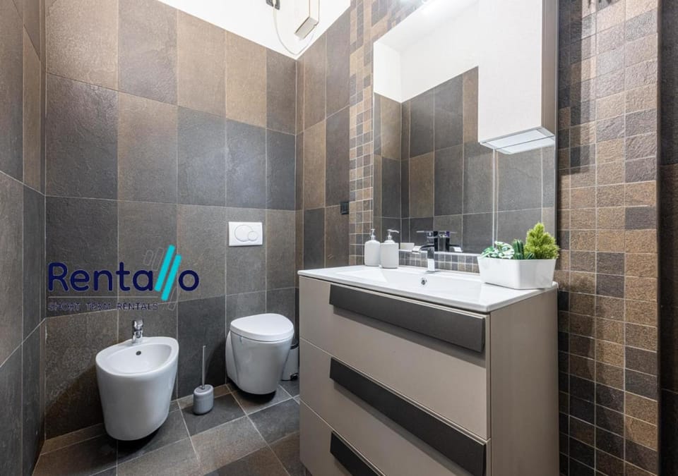 Shower, Toilet, Bathroom, bidet, hair dryier, heating, towels
