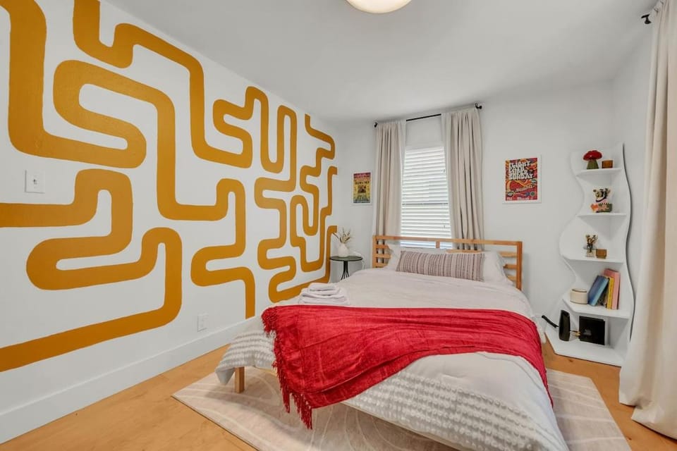 Colorful Home with Private Yard - Walk to East 6th House in Austin